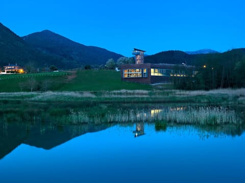 Property building, Nearby landmark, Off site, Night, Natural landscape, Lake view, Landmark view, Mountain view, River view