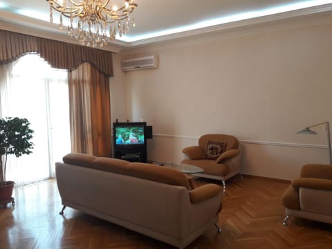 New Nefchilar avenue 3 bedrooms Apartment in Baku