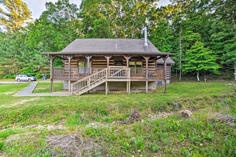 Quiet, Woodsy Retreat Deck and Kentucky Lake Access House in Lake Barkley