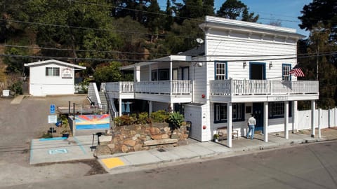 Smiley's Saloon & Hotel Gasthof in Bolinas