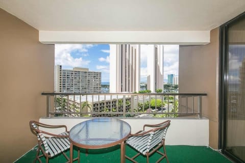 One Bedroom Condos with Lanai near Ala Wai Harbor - Perfect for 2 Guests Appartement in Honolulu