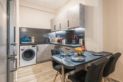 Kitchen or kitchenette, Dining area