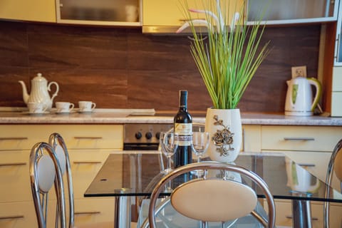 Kitchen or kitchenette, Dining area