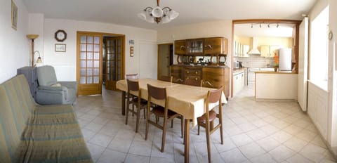 Kitchen or kitchenette, Dining area, Communal kitchen, Breakfast, minibar, pet friendly, stove