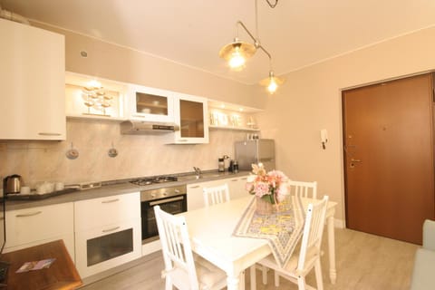 Kitchen or kitchenette, Dining area, dishwasher