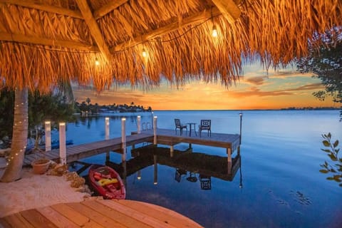 Oceanfront villa with private beach, heated pool, tiki and boat dock Maison in Sugarloaf Key