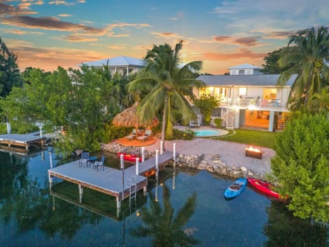 Oceanfront villa with private beach, heated pool, tiki and boat dock House in Sugarloaf Key