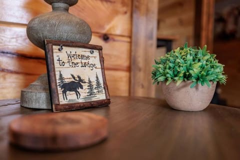 Shelter Me - 5 Miles to Dollywood , Hot Tub, Wi-Fi, Game Room House in Pigeon Forge