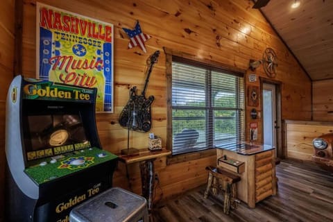 Shelter Me - 5 Miles to Dollywood , Hot Tub, Wi-Fi, Game Room House in Pigeon Forge