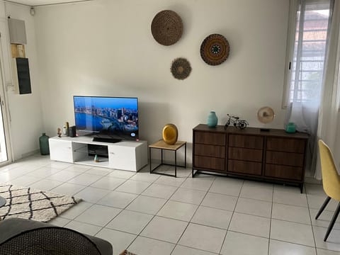 Communal lounge/ TV room, TV and multimedia, Living room, Seating area