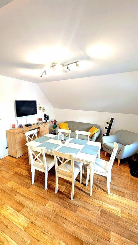 TV and multimedia, Living room, Seating area, Dining area, Evening entertainment