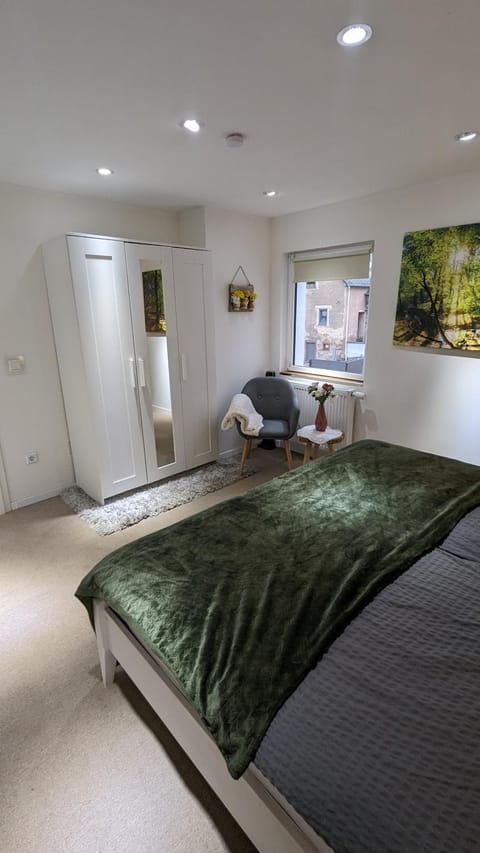 Bed, TV and multimedia, View (from property/room), Photo of the whole room, Seating area, Bedroom