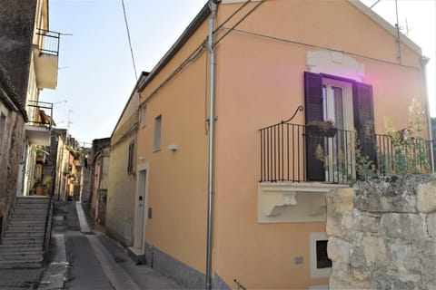 Facade/entrance, Neighbourhood, Balcony/Terrace, Street view