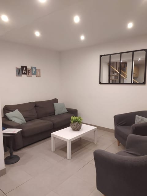 Le Nid Colas cour au sud vélos a dispo House in Normandy