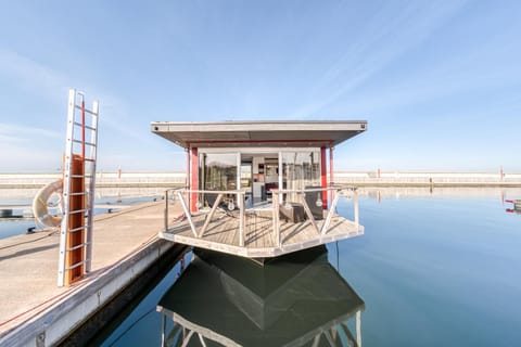 Cozy Floating house with sauna Docked boat in Tallinn