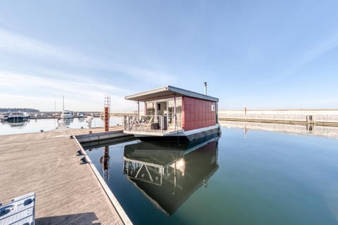 Cozy Floating house with sauna Docked boat in Tallinn