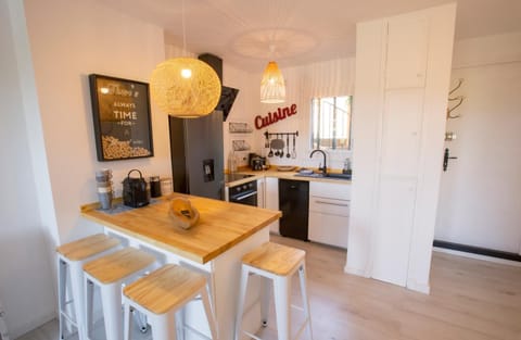 Kitchen or kitchenette, Dining area, Communal kitchen