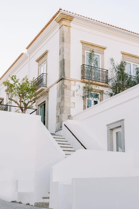 Property building, Day, Balcony/Terrace