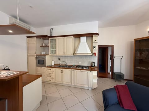 Kitchen or kitchenette, dishwasher, stove