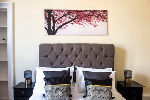 Stunning 5 bedroom apt, close to city centre, SEC, Hydro and motorway Apartment in Glasgow