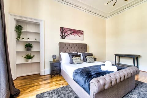 Stunning 5 bedroom apt, close to city centre, SEC, Hydro and motorway Apartment in Glasgow