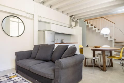 Kitchen or kitchenette, Living room, Seating area, Dining area