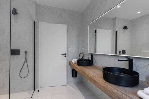 Shower, Bathroom, towels