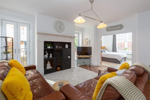 Charles Alexander Short Stay - Clifton Drive Beach Retreat Apartment in Lytham St Annes