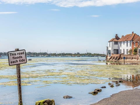 Pass the Keys 3 bedroom Cottage in the heart of beautiful Bosham House in Bosham