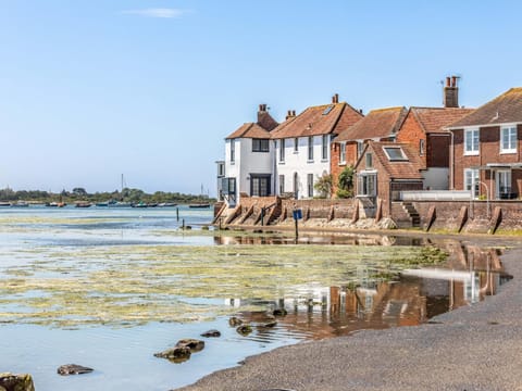 Pass the Keys 3 bedroom Cottage in the heart of beautiful Bosham House in Bosham