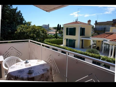 Balcony/Terrace, furniture