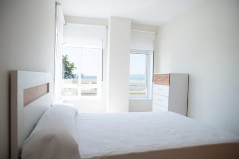Apartment on the first line of Samil beach and with frontal views of the sea Apartment in Vigo