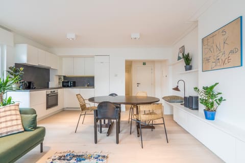 Kitchen or kitchenette, Living room, Seating area, Dining area