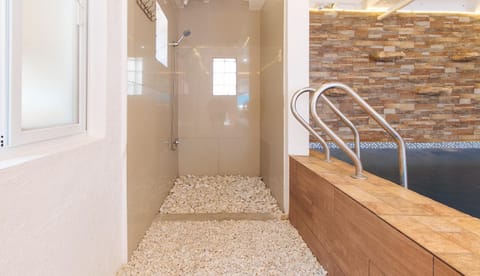 Shower, Lobby or reception