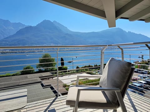 View (from property/room), Balcony/Terrace, Living room, Lake view, Mountain view