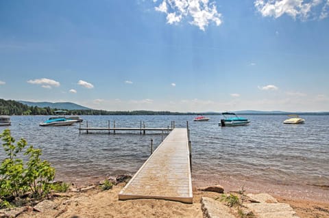 Idyllic Ossipee Escape with Deck and Private Hot Tub! Casa in Freedom