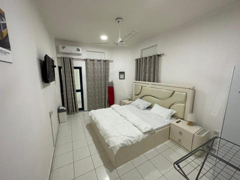 Low Priced New Residential Rooms for rent in Dubai near DAFZA Metro Station Apartamento in Al Sharjah