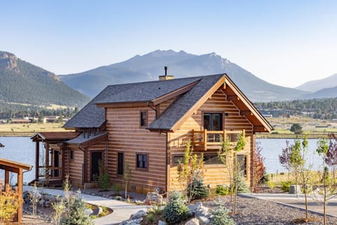 Private End Lakefront Cabin - Two Large Patios, Jacuzzi, Indoor Outdoor Fireplace House in Estes Park