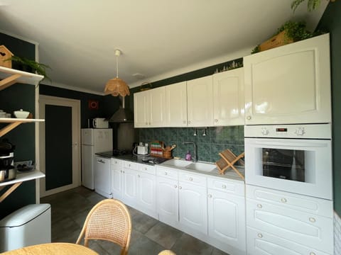 Kitchen or kitchenette, Dining area, dishwasher, oven, stove