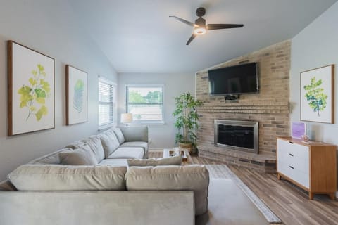 Stunning Pool Overlooking Golf Course & Game Room House in San Antonio