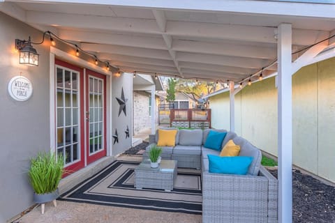 Stunning Pool Overlooking Golf Course & Game Room House in San Antonio