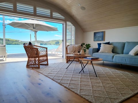 The Boatshed, Luxury Waterfront Accommodation Apartment in Raglan