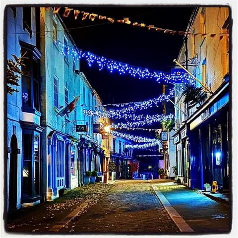 Neighbourhood, Location