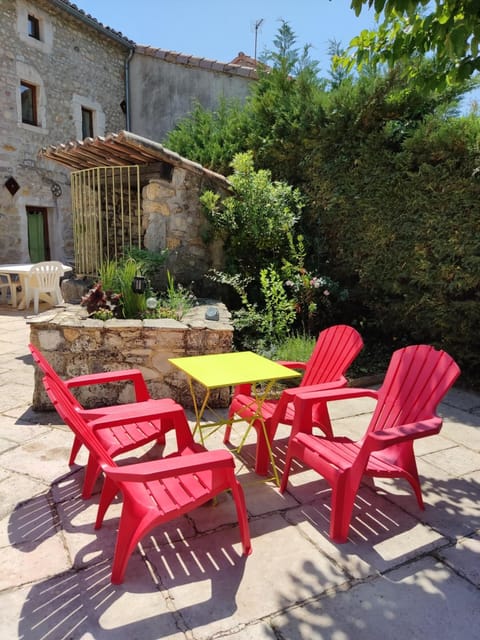 Ardèche les cigales, studio murier piscine partagée Übernachtung mit Frühstück in Grospierres