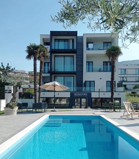 Property building, Day, Pool view, Swimming pool, sunbed