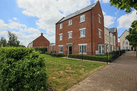 Premium 4 large double bed townhouse in Bicester, next to Bicester Village Haus in Cherwell District