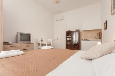 Bed, Seating area, Bedroom