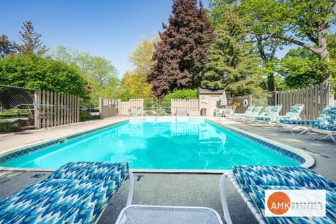 This Charming 2 bed condo is next to downtown Saugatuck and includes a pool! House in Saugatuck