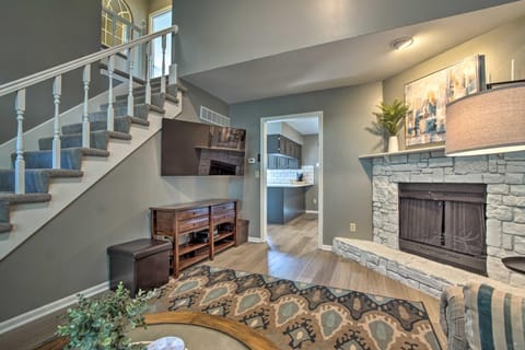 Modern Townhome with Fireplace Near Stoll Park House in Olathe