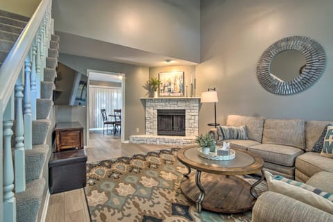 Modern Townhome with Fireplace Near Stoll Park Casa in Olathe